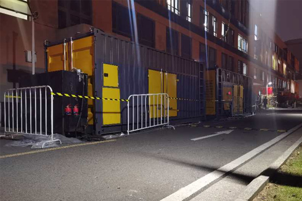 比如柴油发电机组的输出电压是如何调节的？