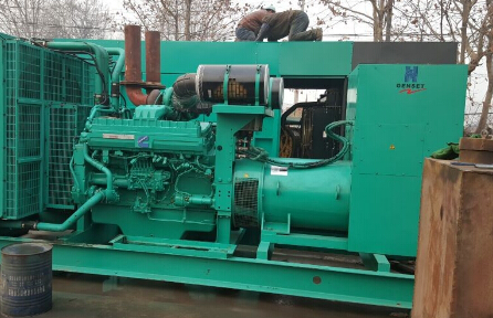 比如发电机组如何判断水冷式机油散热器内部是否需要清洗？